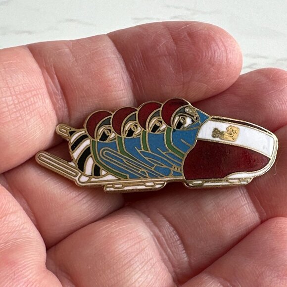 Vintage 1979 Winter Olympics Bob Sled Team Enamel Pin Brooch Gold-Tone Backing - Picture 5 of 6